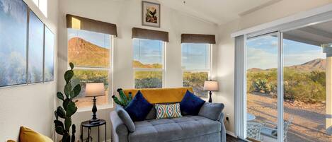 Smart TV, libros, estéreo y monitor de computadora