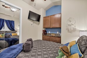 2 bedrooms, desk, iron/ironing board, free WiFi