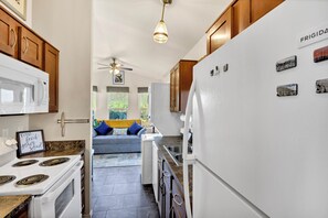 Geladeira, micro-ondas, fogão, cooktop