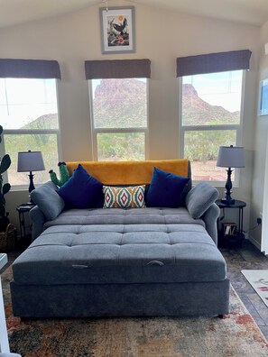 Smart TV, livros, aparelho de som, monitores de computador