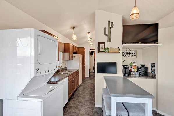 Een koelkast, een magnetron, een oven, een kookplaat