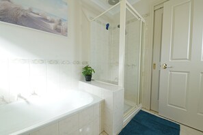 Separate bathtub and shower, hair dryer, towels - Exquisite 2BR Staycation Ringwood (Ringwood)