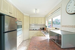 Refrigerador, microondas, horno, placa de cocina