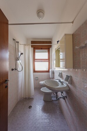 Bathroom - Nice Apartment With Balcony and View (San Michele al Tagliamento)