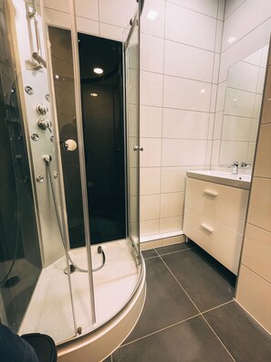 Regadera, secadora de cabello, toallas, papel de baño