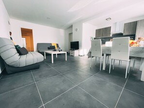 Una Smart TV, un futbolín, una mesa de tenis de mesa