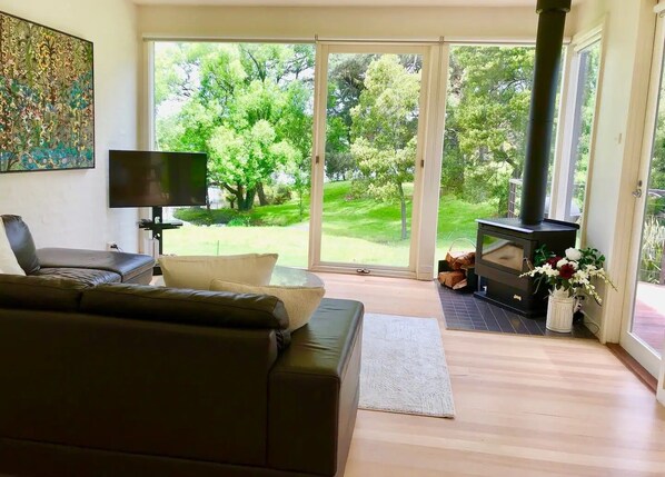 Living area - Lake Daylesford Villa 2~ lake frontage large villa
 (Daylesford)