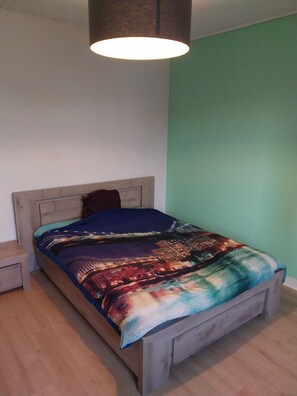 5 bedrooms, iron/ironing board, WiFi, bed sheets