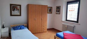 2 bedrooms, desk, iron/ironing board, free WiFi