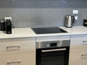 Kühlschrank, Ofen, Wasserkocher mit Kaffee-/Teezubehör, Wasserkocher