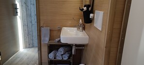 Shower, hair dryer, bidet, towels - Agriturismo Podere Poggiagrilli cozy Glamping facilities (Palaia)