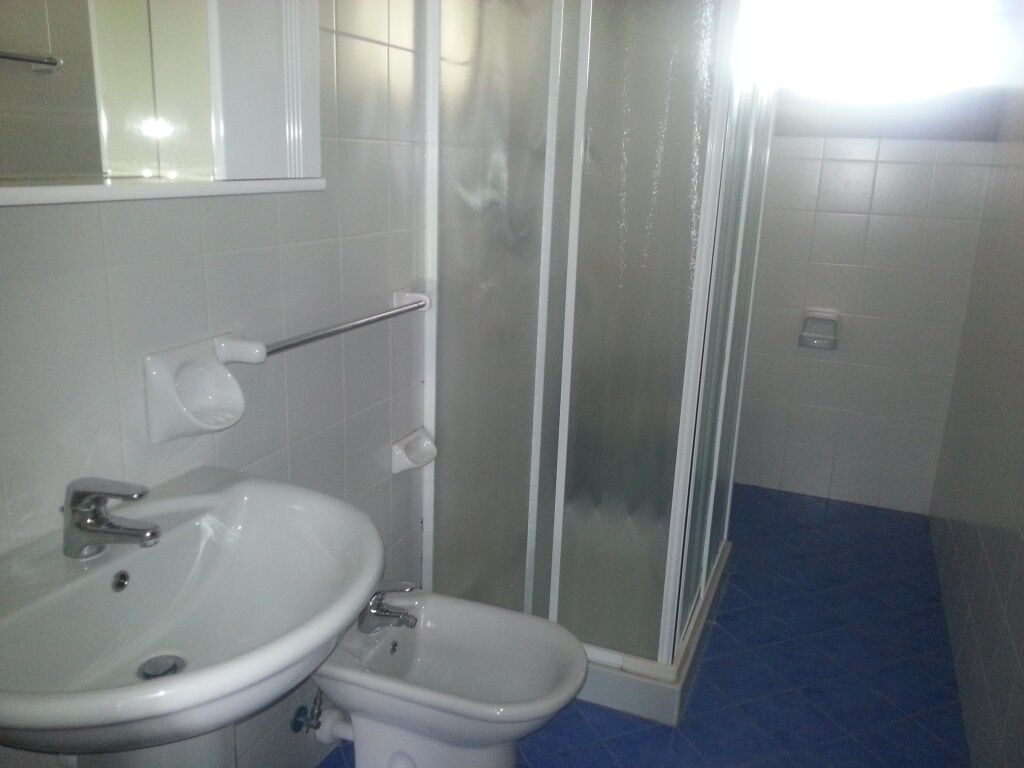 Une salle de bain équipée d’un lavabo, d’un bidet et d’une douche à parois en verre.