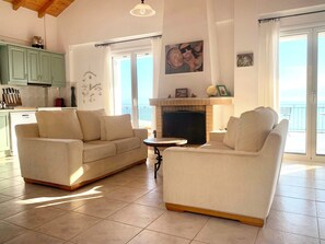 Smart-TV, Kamin, Bücher, Stereoanlage