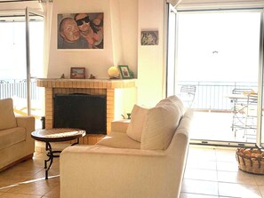 Smart TV, chimenea, libros y estéreo 