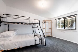 3 bedrooms, iron/ironing board, WiFi, bed sheets