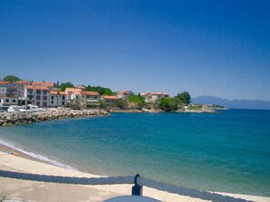 Perto da praia, espreguiçadeiras 