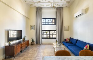 이그제큐티브 스튜디오 | 거실 공간 | 디지털 채널 시청이 가능한 42인치 평면 TV, 넷플릭스, 스트리밍 서비스