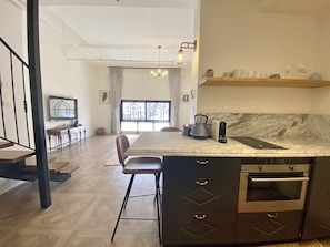 Studio exécutif | Cuisine privée | Réfrigérateur, four à micro-ondes, un four, surface de cuisson