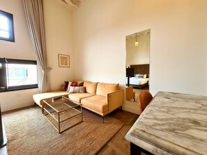 디럭스 스튜디오 | 거실 공간 | 디지털 채널 시청이 가능한 42인치 평면 TV, 넷플릭스, 스트리밍 서비스