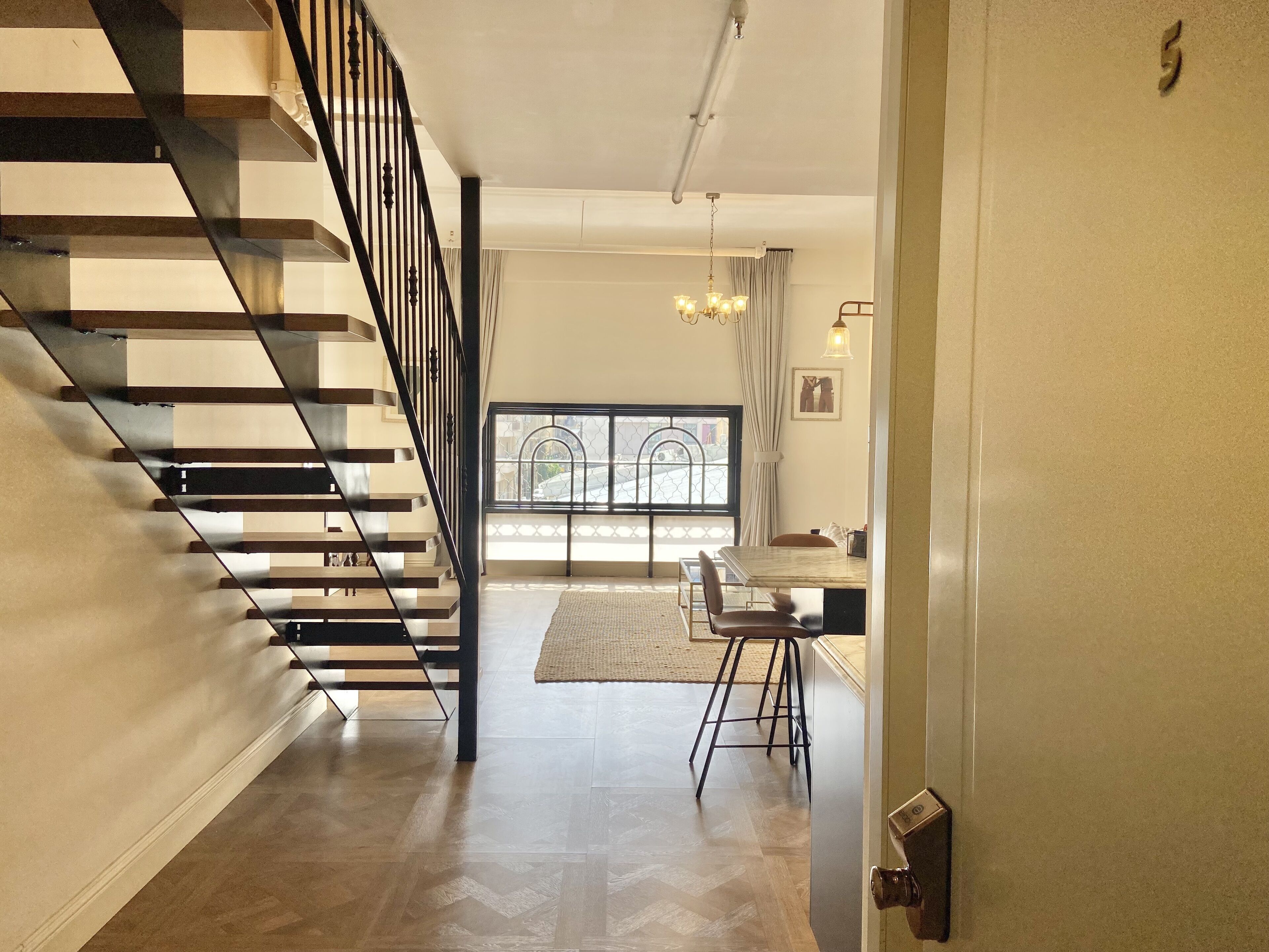 Executive Studio | Individually decorated, individually furnished, desk, laptop workspace