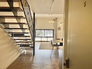 Estudio ejecutivo | Decoración personalizada, muebles diferentes y escritorio 