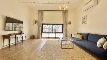 Executive Studio | Living area | 42-inch flat-screen TV with digital channels, Netflix