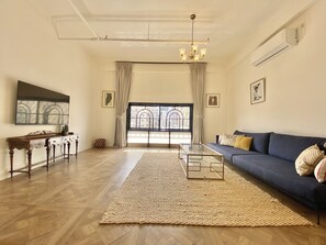 Executive Studio | Living area | 42-inch flat-screen TV with digital channels, Netflix - Kubler's House-  By Beach Apartments TLV (Tel Aviv)