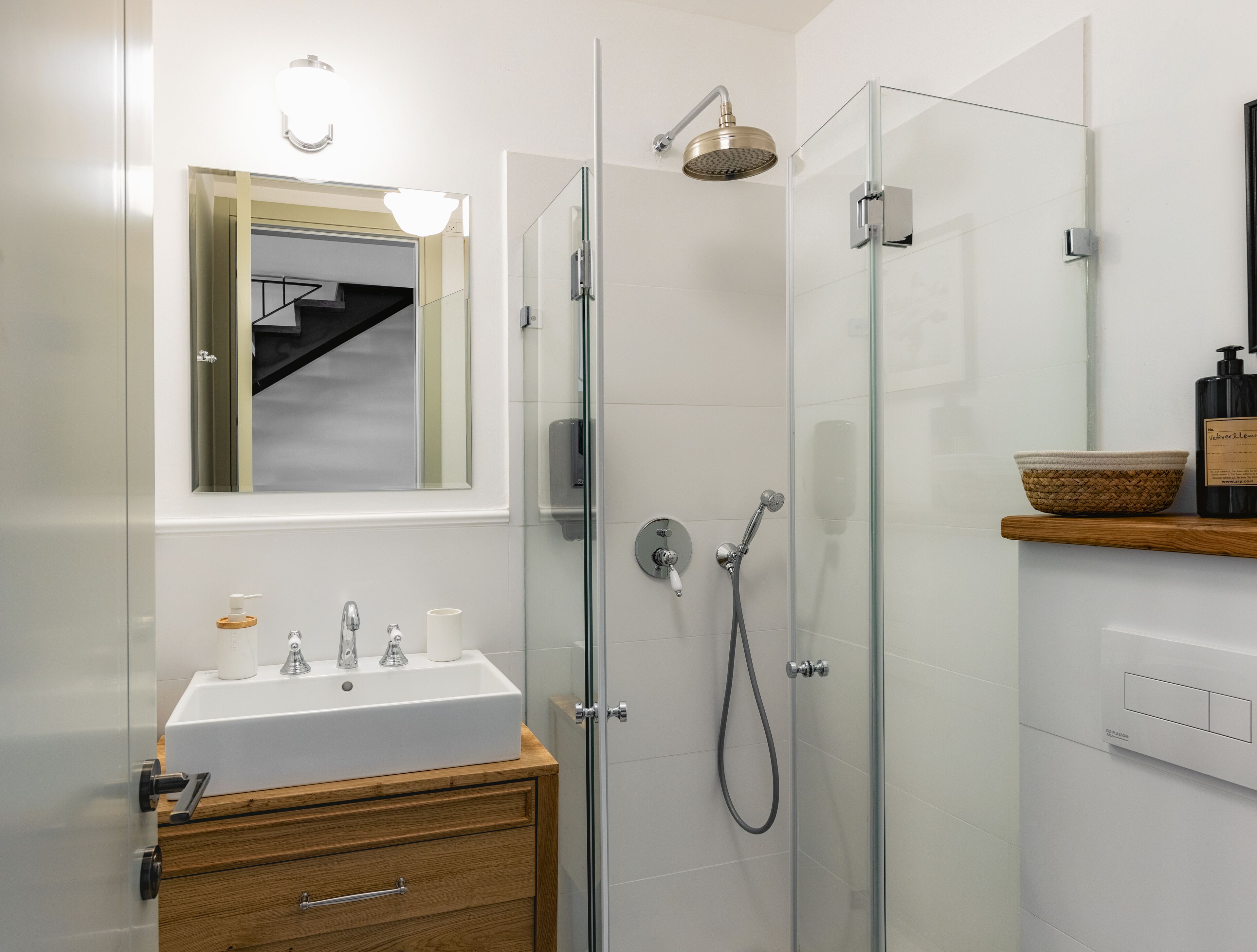 Regadera, amenidades de baño de diseñador, secadora de cabello, toallas 