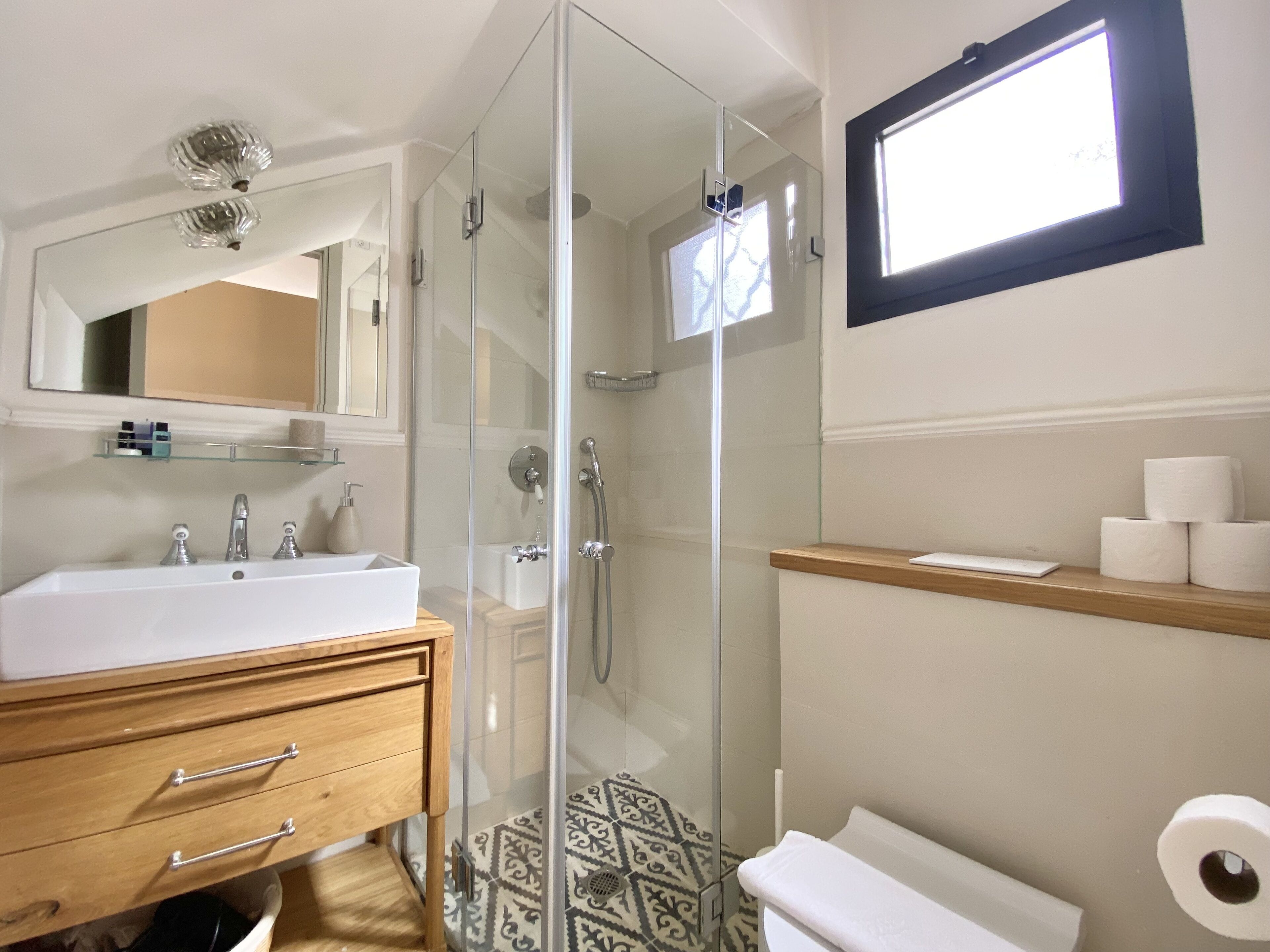 Estudio Deluxe | Baño | Regadera, amenidades de baño de diseñador, secadora de cabello, toallas 