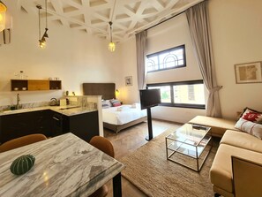 디럭스 스튜디오 | 거실 공간 | 디지털 채널 시청이 가능한 42인치 평면 TV, 넷플릭스, 스트리밍 서비스