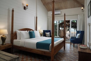 Luxe kamer | Badkamer | Een haardroger, pantoffels