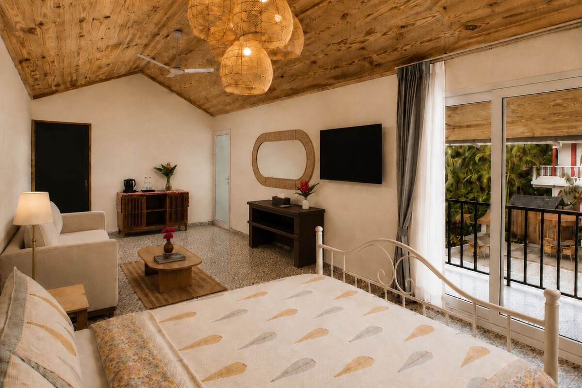 Junior Suite (Non Beach) | Desk, soundproofing, iron/ironing board, WiFi (free)