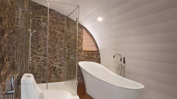 Amenidades de baño gratuitas, secadora de cabello, batas, pantuflas