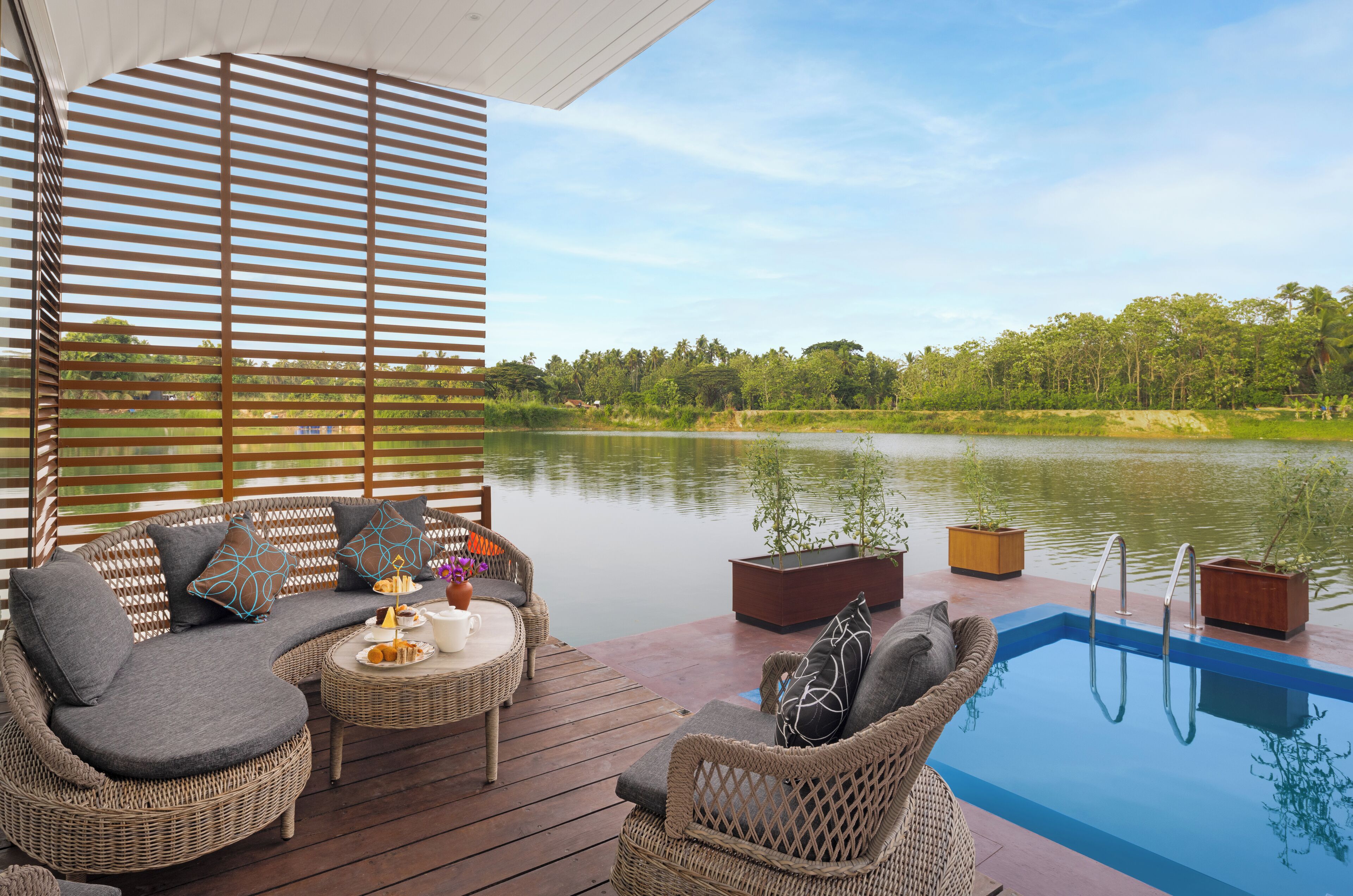 Bolagala Royal Suite (Lake View) | Minibar, Zimmersafe, Schreibtisch, laptopgeeigneter Arbeitsplatz