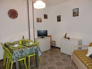 Dining room - Holiday Home With Pool, Garden and Fireplace (San Michele al Tagliamento)