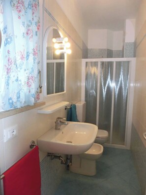 Apartamento, 2 habitaciones, balcón, vistas al jardín | Baño