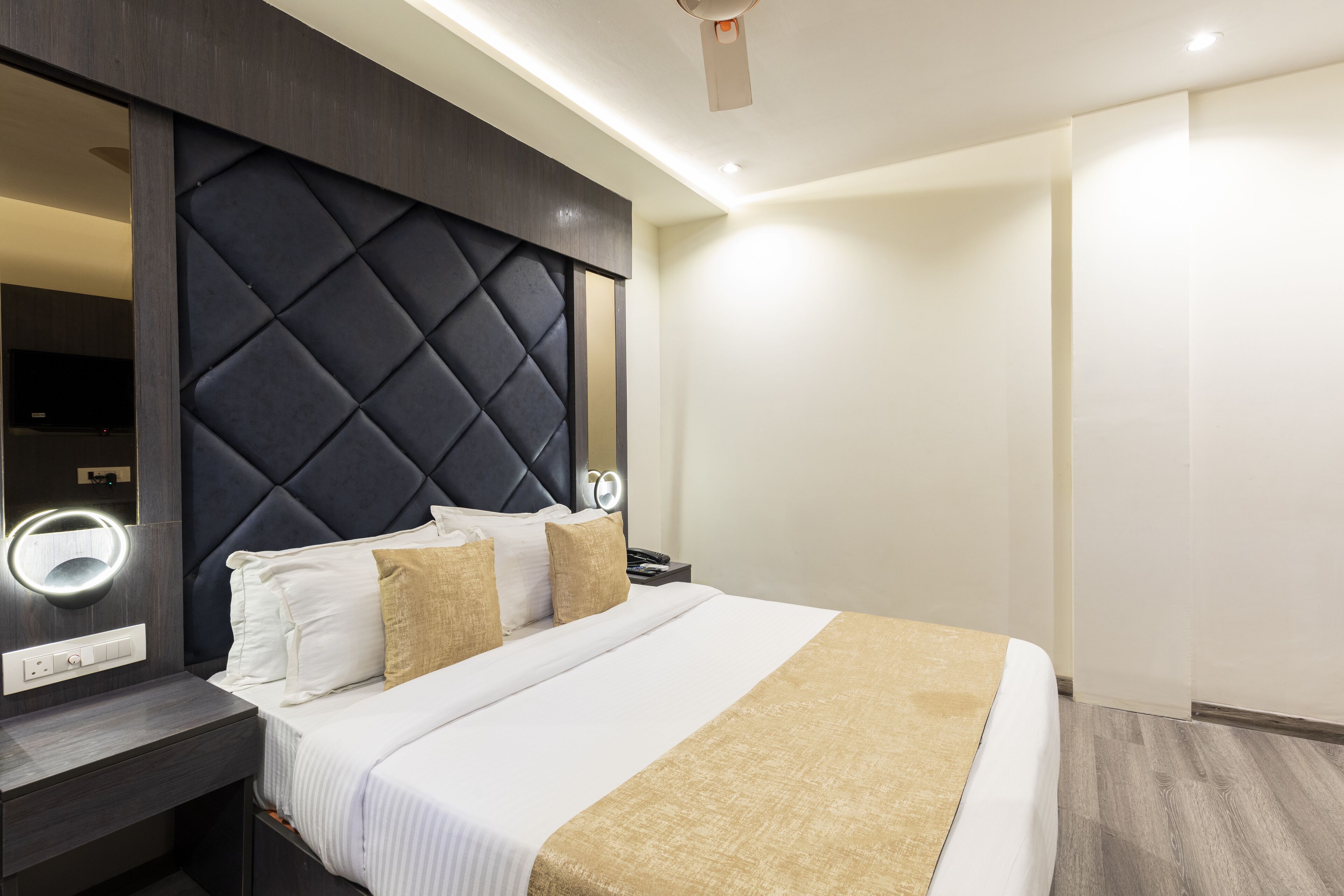 Foto - Hotel Classio Andheri - Near DN Nagar Metro Station
