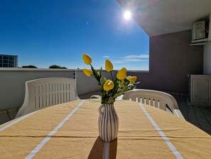 Apartment, 1 Bedroom, Balcony, Ocean View | Dining room