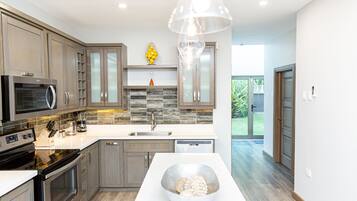 冰箱、微波炉、烤箱、炉灶