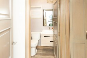 Sèche-cheveux, serviettes fournies