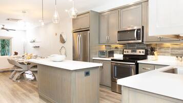 冰箱、微波炉、烤箱、炉灶