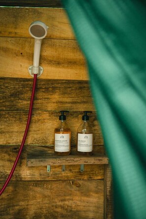 Toallas, jabón, papel de baño