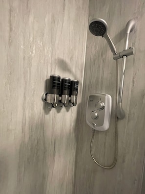 Chuveiro, secador de cabelo, toalhas de banho, sabonete