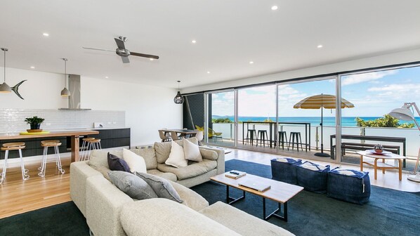TV - On The Beach - Beachfront Retreat with Stunning Ocean Views (Lorne)