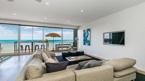 TV - On The Beach - Beachfront Retreat with Stunning Ocean Views (Lorne)
