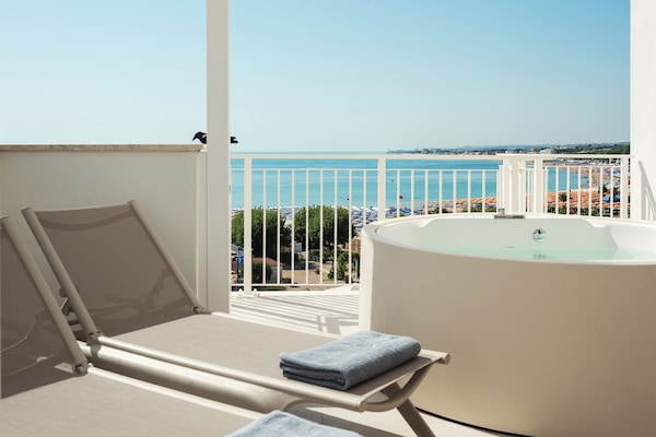 Junior Room | Premium bedding, minibar, in-room safe, desk