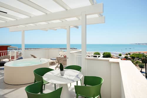 Suite royale | Literie de qualité, minibar, coffre-fort, bureau