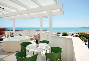 Royal Suite | Premium bedding, minibar, in-room safe, desk