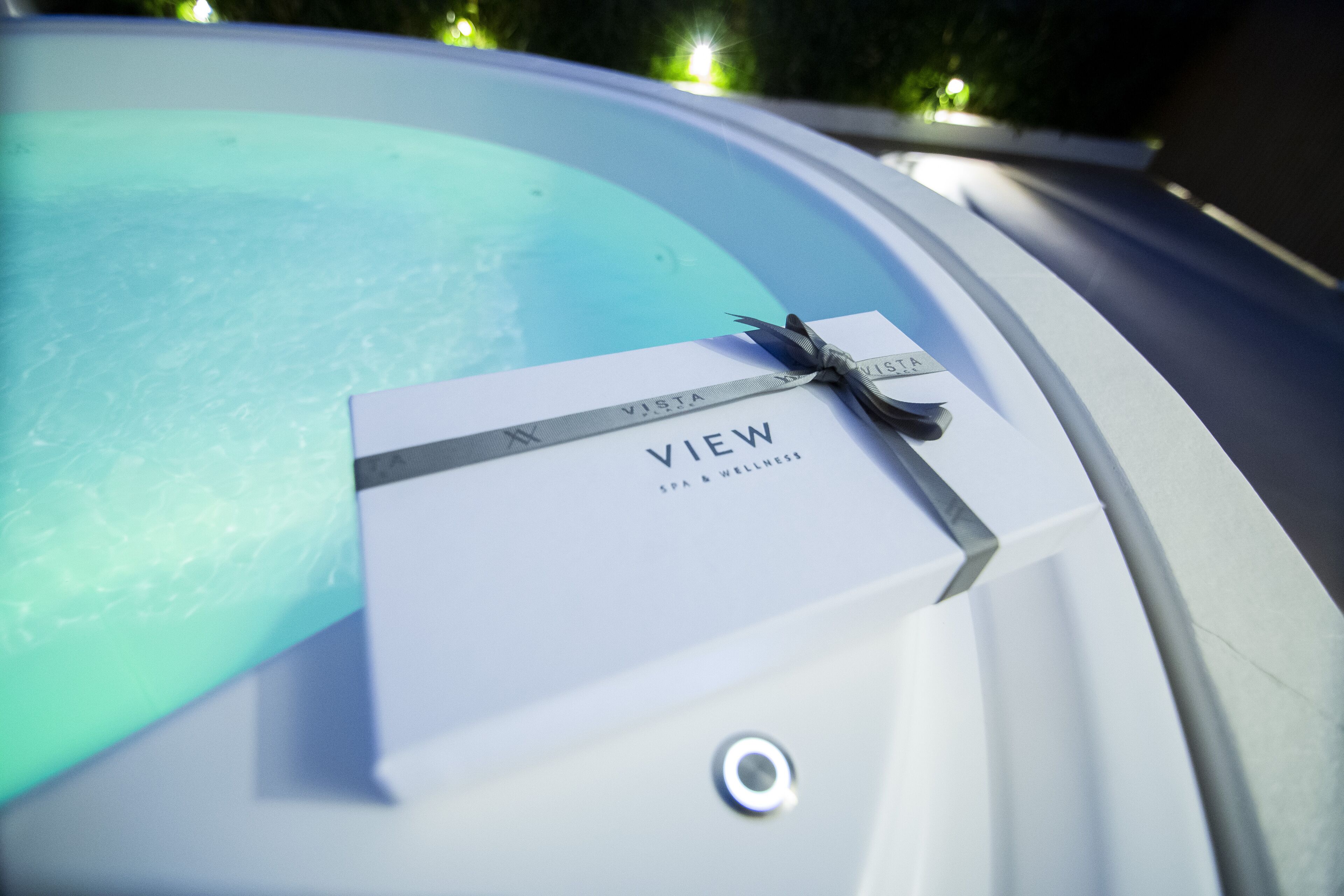Una caja blanca con el texto "VISTA SPA & WELLNESS" en el techo de un coche.
