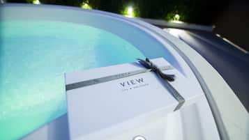 Una caja blanca con el texto "VISTA SPA & WELLNESS" en el techo de un coche.